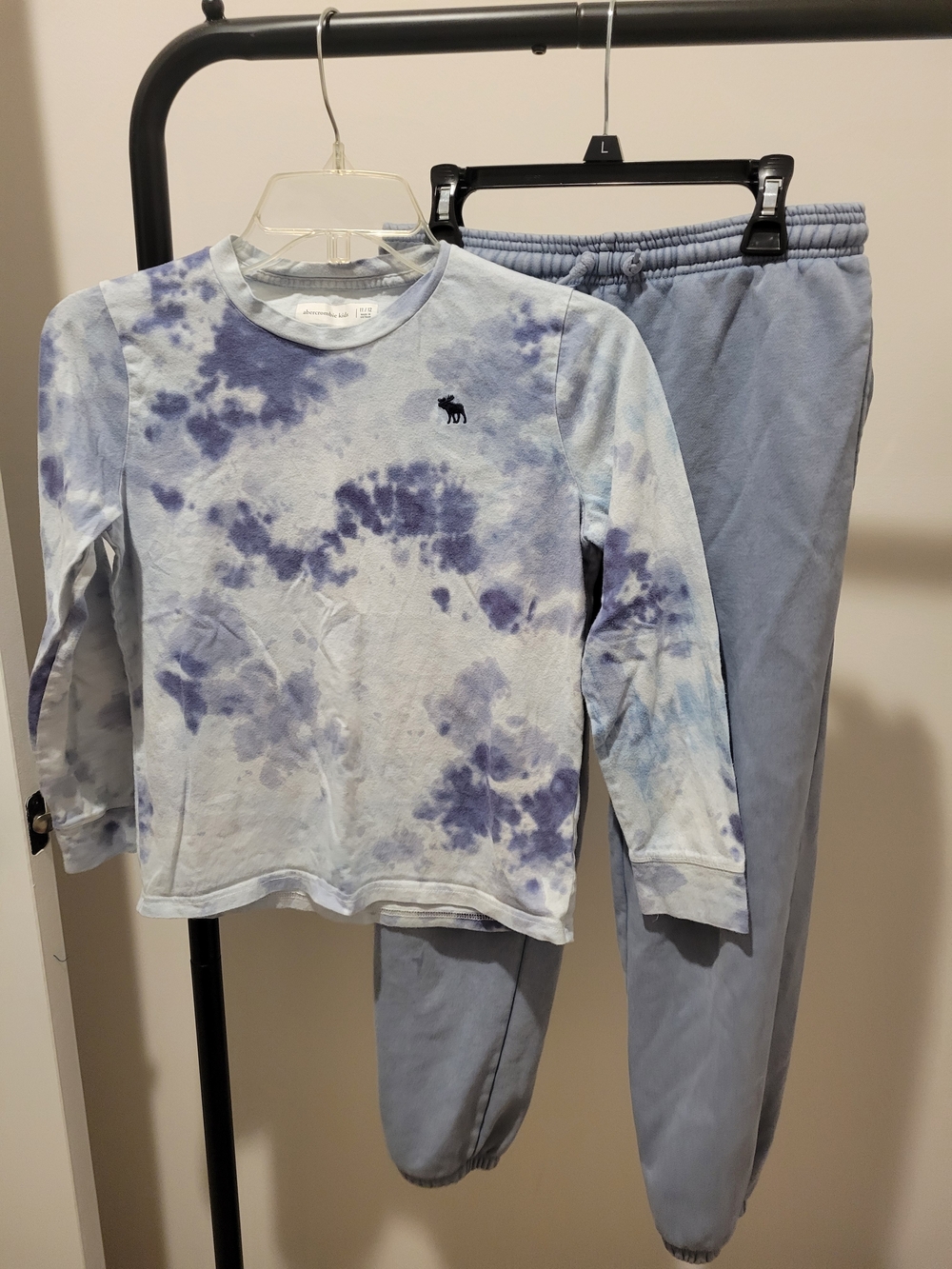 Abercrombie & Fitch Blue Tie-Dye Long Sleeve Top with Gap Light Blue Joggers